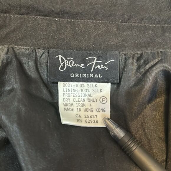 Diane Freis women’s silk floral two button blouse. No size tag - Picture 8 of 9
